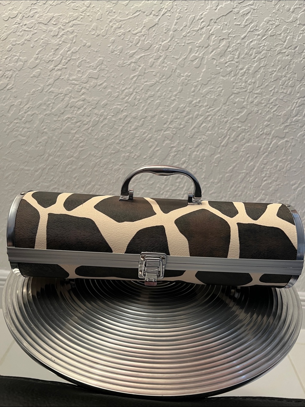 Wine carrier cylinder shape Carry Case - Black & Cream - Picture 6 of 6